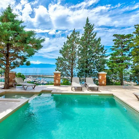 With Pool In 39520 Daire