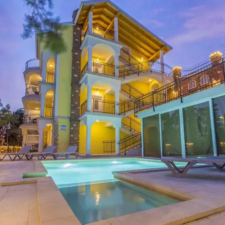 With Pool In 39520 Daire