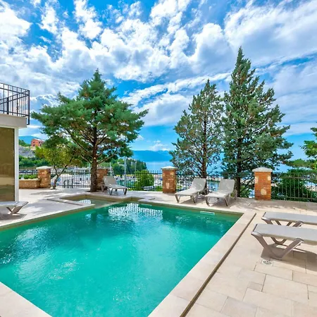 With Pool In 39520 Apartment *