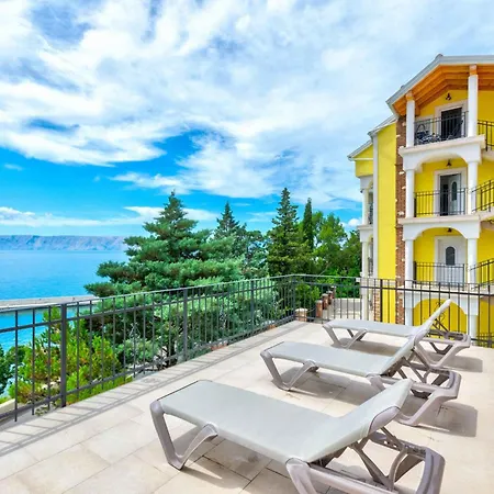 Apartment With Pool In 39520