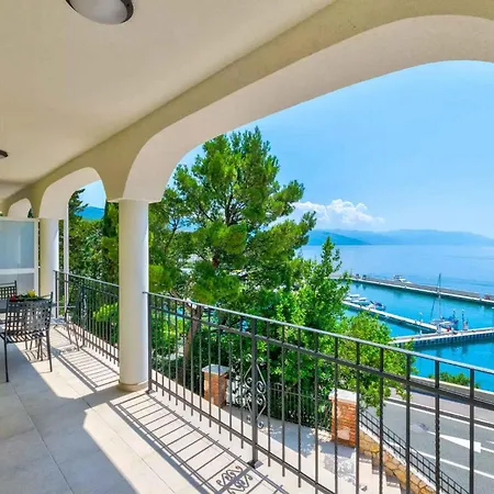 Apartment With Pool In 39520