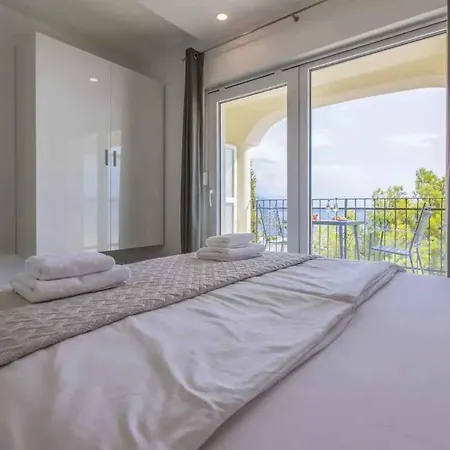 With Pool In 39520 Lägenhet Novi Vinodolski