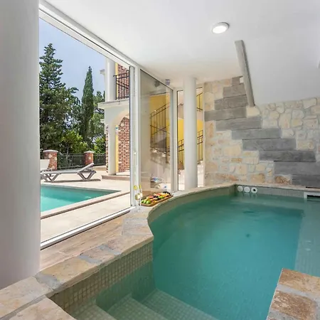 Apartment With Pool In 39520 Novi Vinodolski