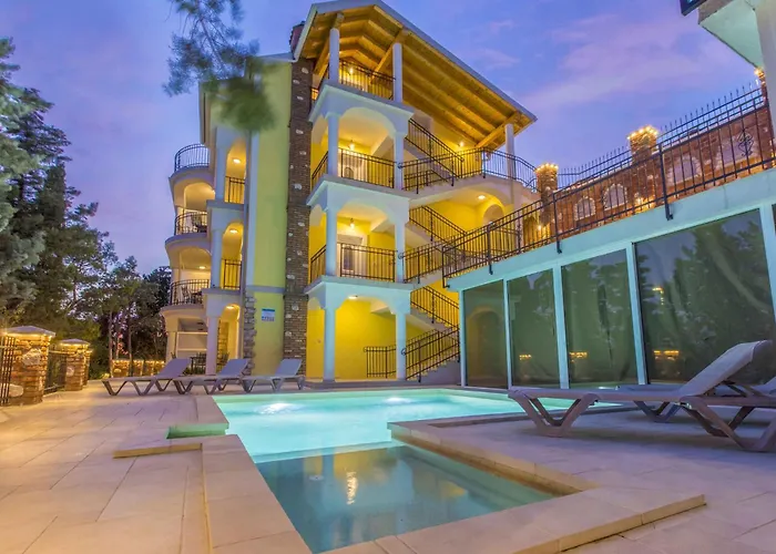 With Pool In 39520 Daire