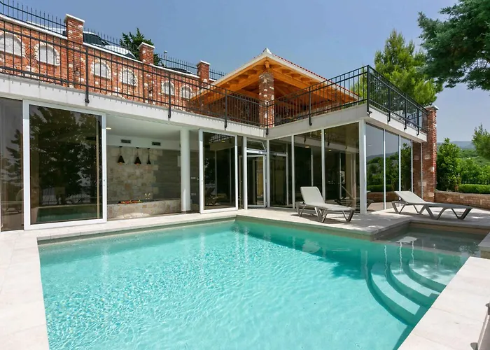 With Pool In 39520 Daire Novi Vinodolski