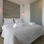 With Pool In 39520 Apartament