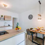 Apartament With Pool In 39520
