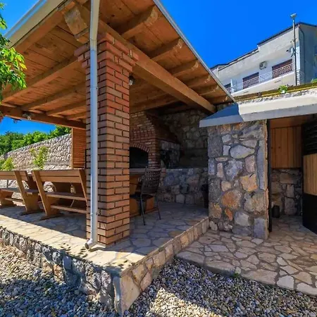 With Pool In 39520 アパート ノヴィ・ヴィノドロスキー